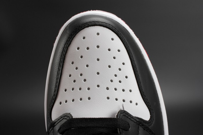 AIR JORDAN 1 High OG “Black Toe” white/ black-varsity red mens 555088-125